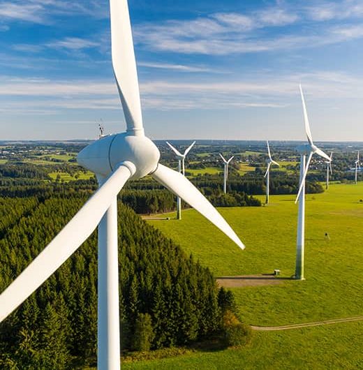 Plusieurs éoliennes dans un champ