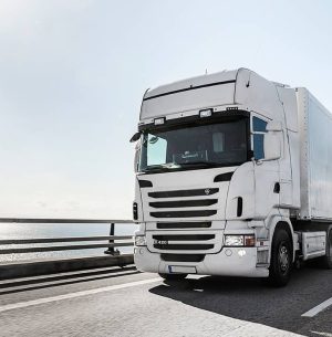 Camion blanc sur les routes