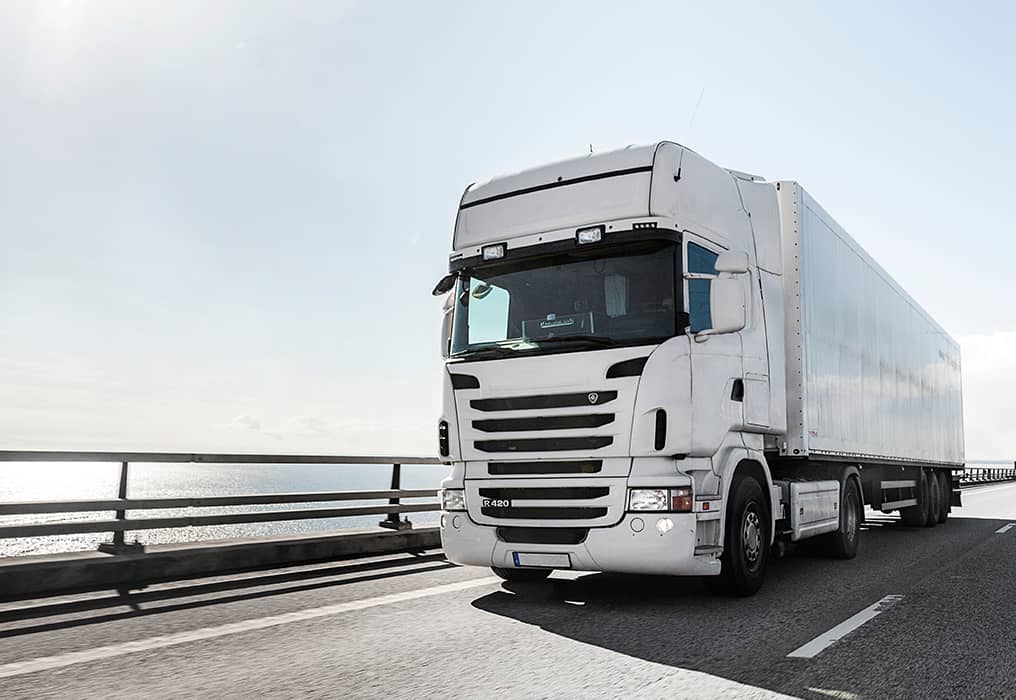 Camion blanc sur les routes