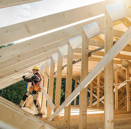 Menuisier qui construit la charpente d'un bâtiment en bois