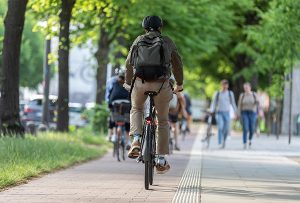 Image de la mobilité douce avec des personnes à pied ou en vélo illustrant notre article sur les appels d'offres publics de mobilité douces