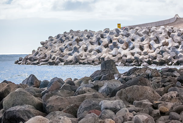 Image d'un brise-lames afin d'illustrer notre article sur l'érosion côtière