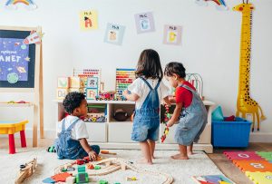 Image d'enfants en train de jouer dans une crèche pour illustrer le besoin en construction de crèches pour les collectivités