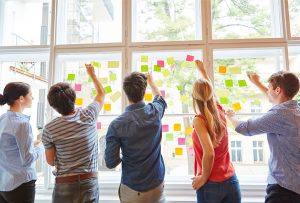 image de personnes participants à un brainstorming pour illustrer la participation de toutes les parties prenantes dans la conception d'un écoquartier